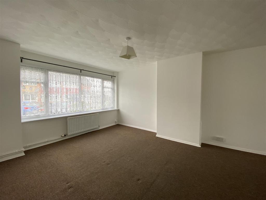 Latona Drive, Riverview Park, Gravesend 3 bed semidetached house £