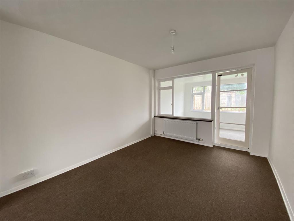 Latona Drive, Riverview Park, Gravesend 3 bed semidetached house £