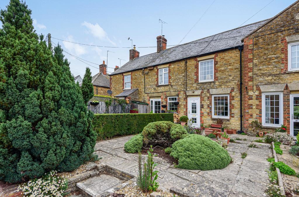 Faringdon, Oxfordshire, SN7 2 bed terraced house for sale £245,000