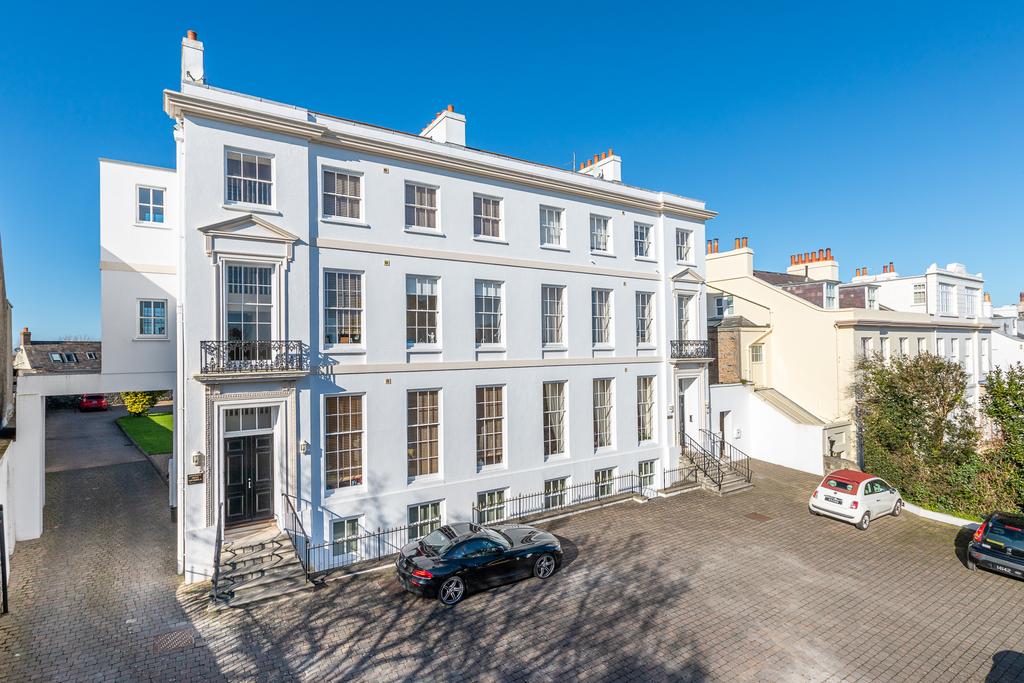 Queens Road, St. Peter Port, Guernsey 2 bed property £1,750 pcm (£404 pw)