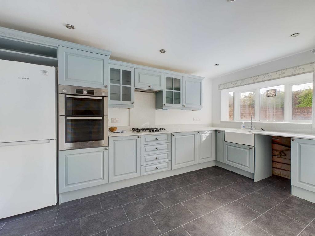 Redshots Close, Marlow SL7 4 bed detached house £650,000