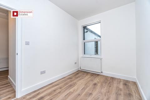 3 bedroom flat to rent - First Floor Flat, Marsh Hill, London, E9