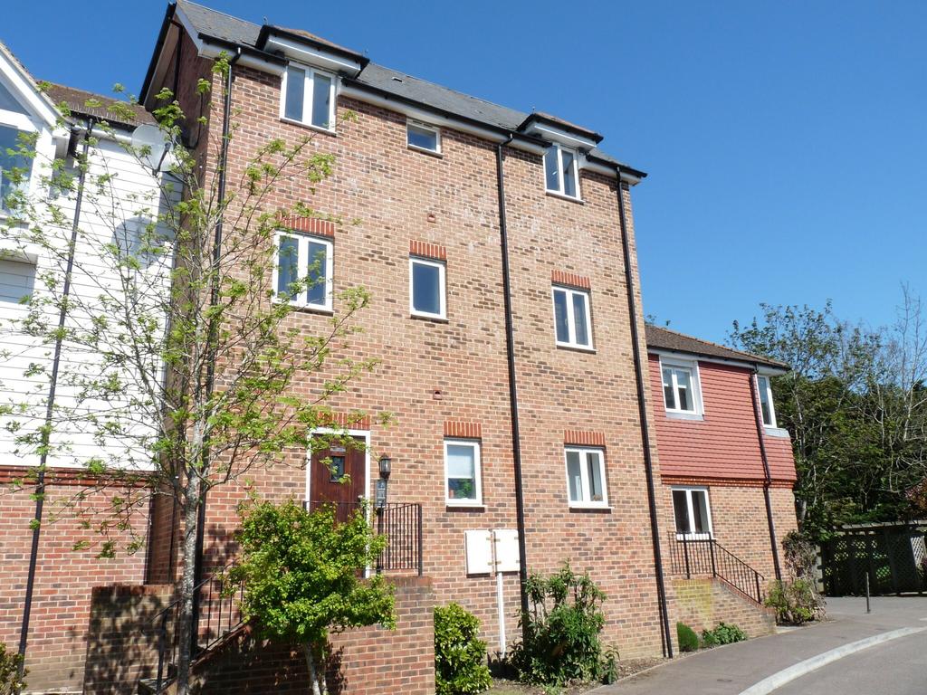 Edenbridge, Kent, TN8 2 bed flat for sale £250,000