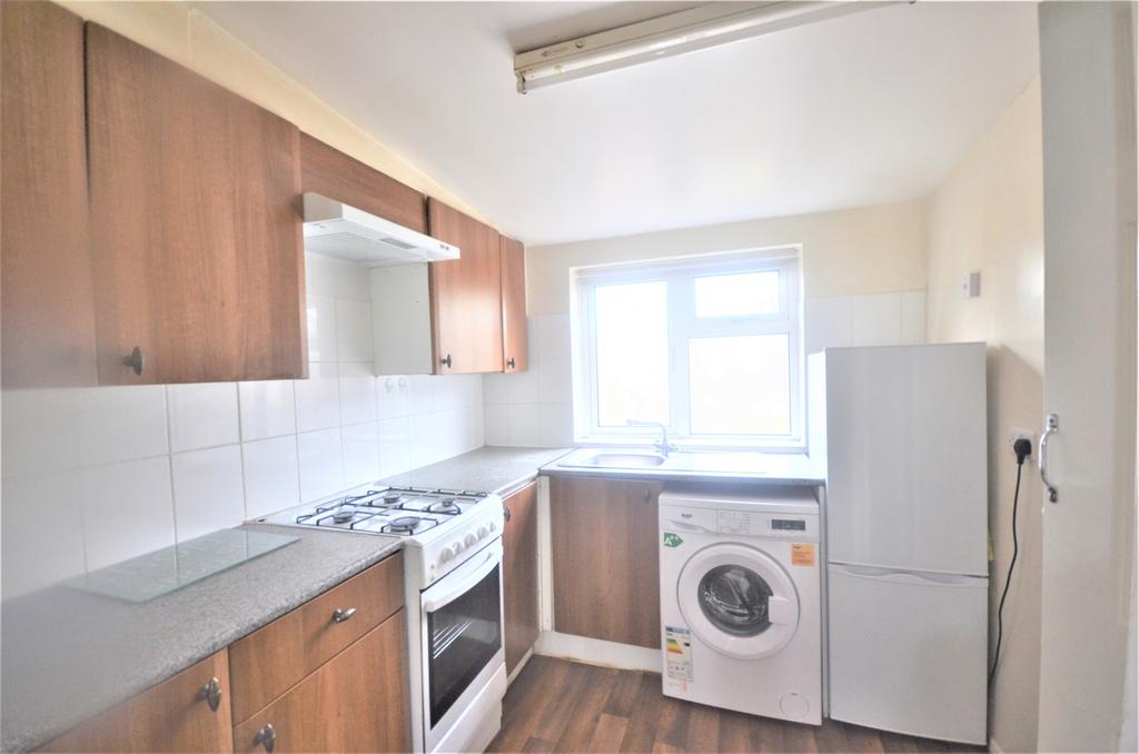 Fullwell Avenue, ILFORD, IG5 1 bed flat - £1,300 pcm (£300 pw)