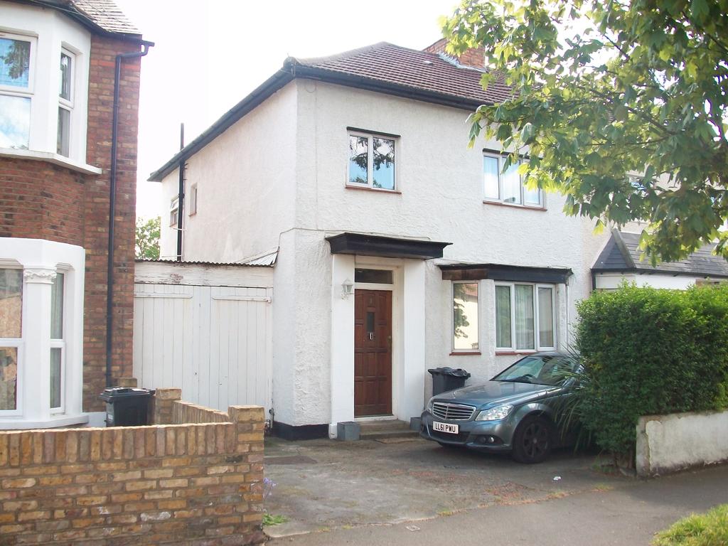 Maswell Park Crescent, Hounslow TW3 3 bed semidetached house £624,950