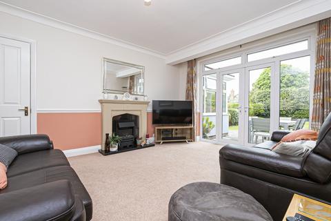 3 bedroom detached house for sale - Farm Way, Buckhurst Hill, IG9