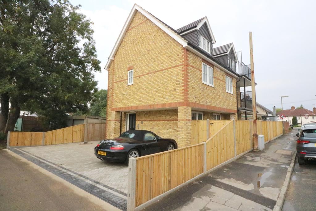 Flat 1 Glebe House, Glebe Road, Egham 2 bed ground floor flat £1,250