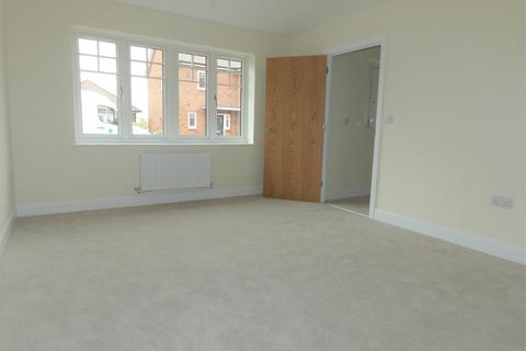 4 bedroom detached house to rent, Strawberry Fields, Hempsted, Gloucester