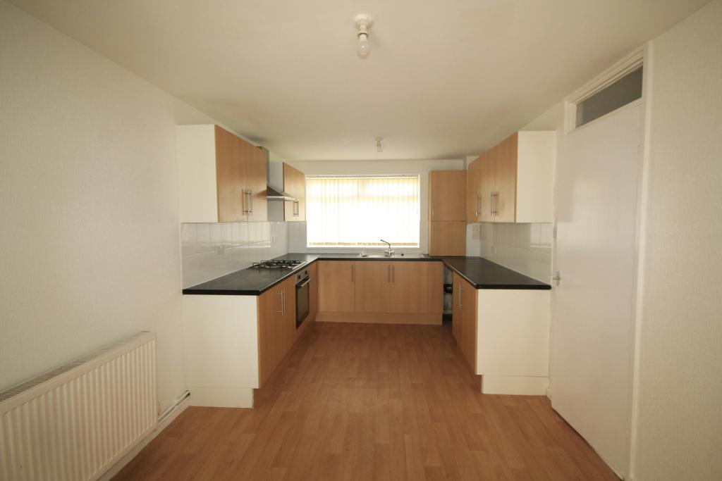 Frampton Close, Bransholme, Hull, HU7 3 bed terraced house £595 pcm (£137 pw)