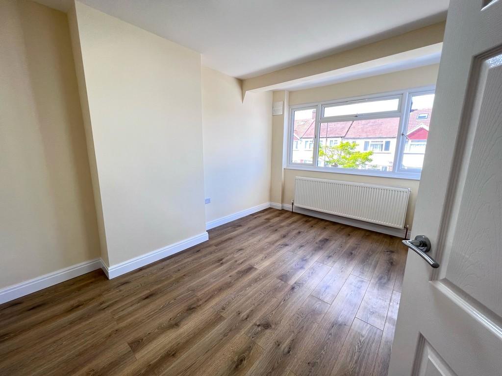Ockley Road, Croydon 3 bed end of terrace house £1,700 pcm (£392 pw)