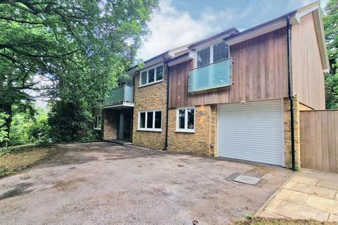 4 bedroom detached house to rent, Cedarways, Farnham