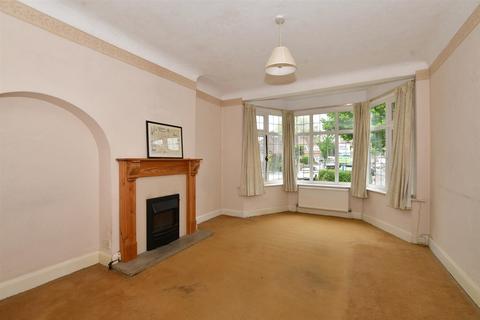 5 The Holt, Wallington, SM6 7LG