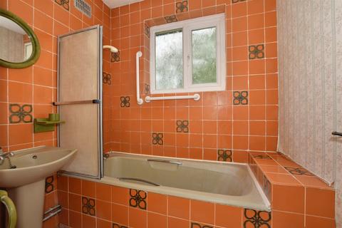 5 The Holt, Wallington, SM6 7LG