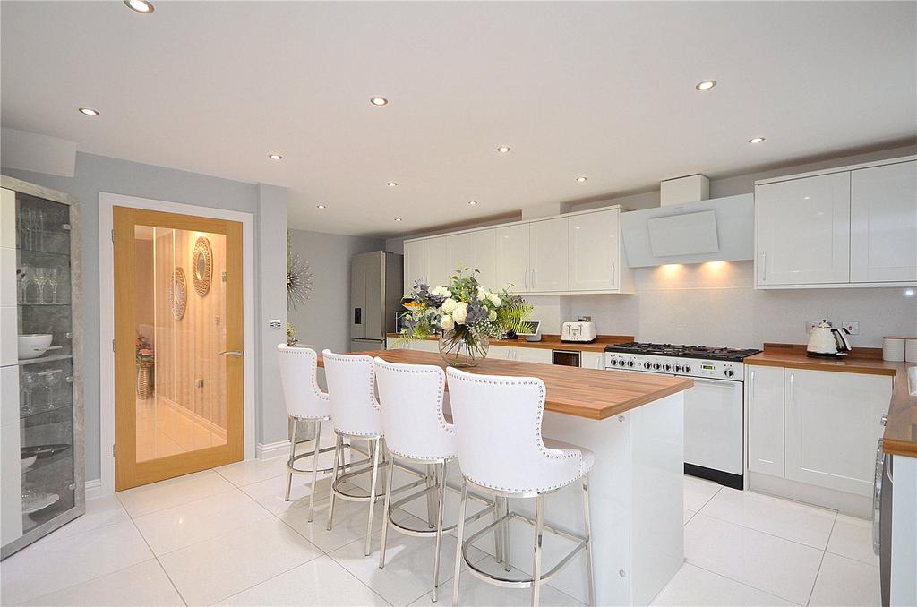 Kiln Avenue, Mirfield, WF14 4 bed townhouse £260,000