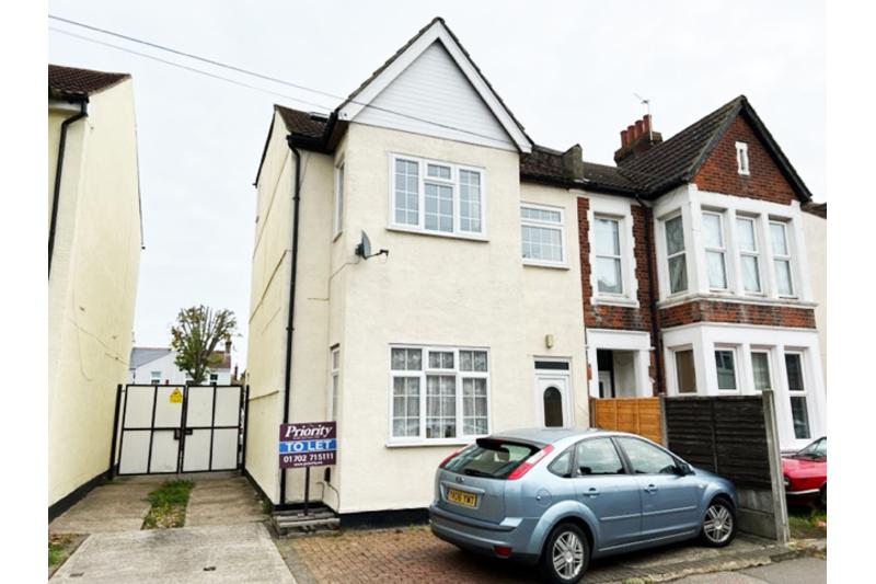 St Helens Road, WestcliffonSea 3 bed £995 pcm (£230 pw)
