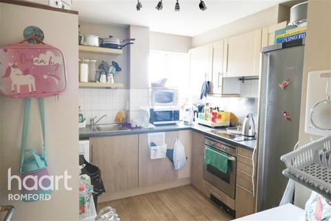 2 bedroom flat to rent, Suffolk Court - Hevingham Drive - RM6