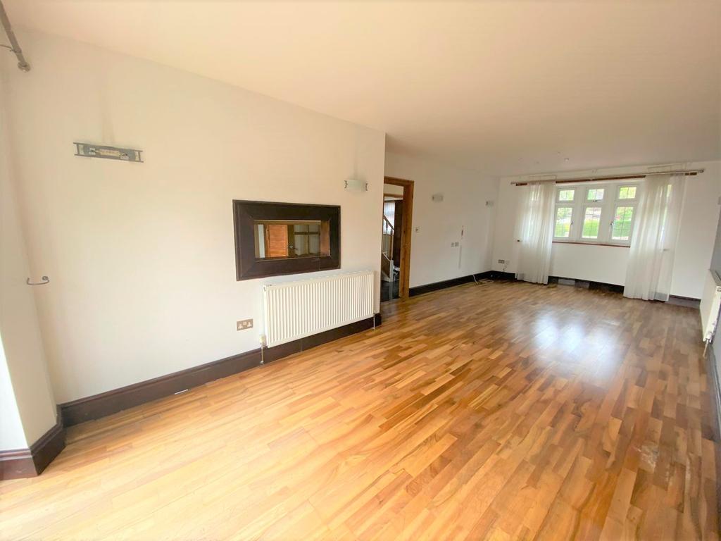 Raisins Hill, Pinner HA5 4 bed semidetached house £2,350 pcm (£542 pw)