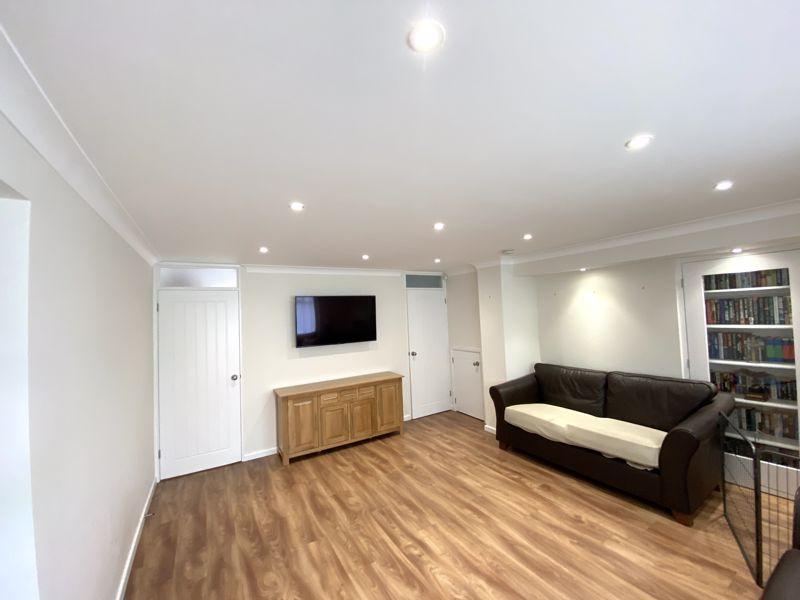 Ravenhill Drive, Codsall 3 bed detached house £1,150 pcm (£265 pw)