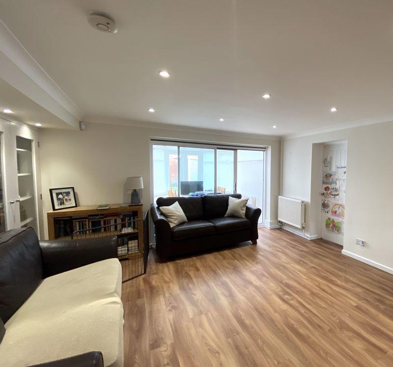 Ravenhill Drive, Codsall 3 bed detached house £1,150 pcm (£265 pw)