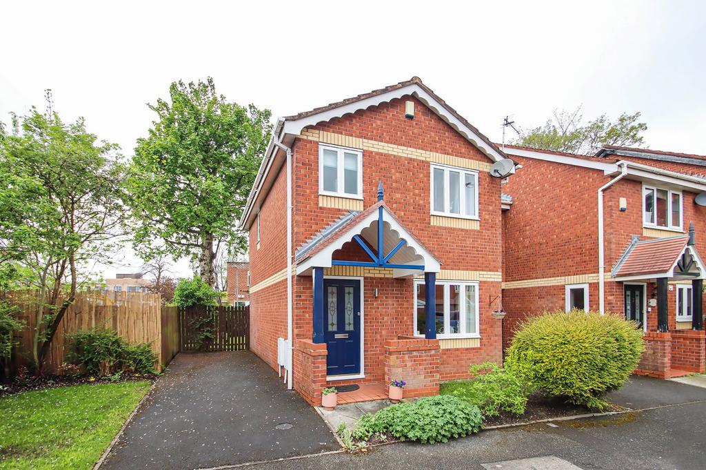 St Clements Fold, Urmston, Manchester, M41 3 bed link detached house