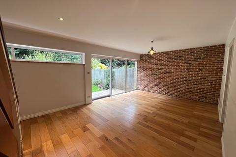 3 bedroom terraced house to rent - Wellsmoor Gardens, Bromley, BR1