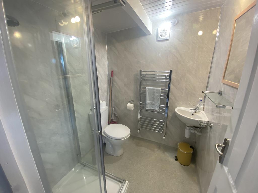 Caban glas shower room