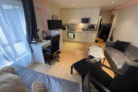 Studio to rent - Super Studio Apartment Beaufort Park NW9