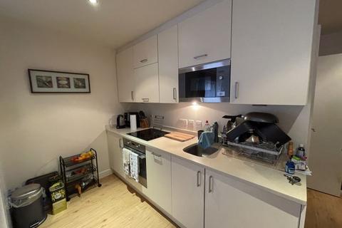 Studio to rent - Super Studio Apartment Beaufort Park NW9