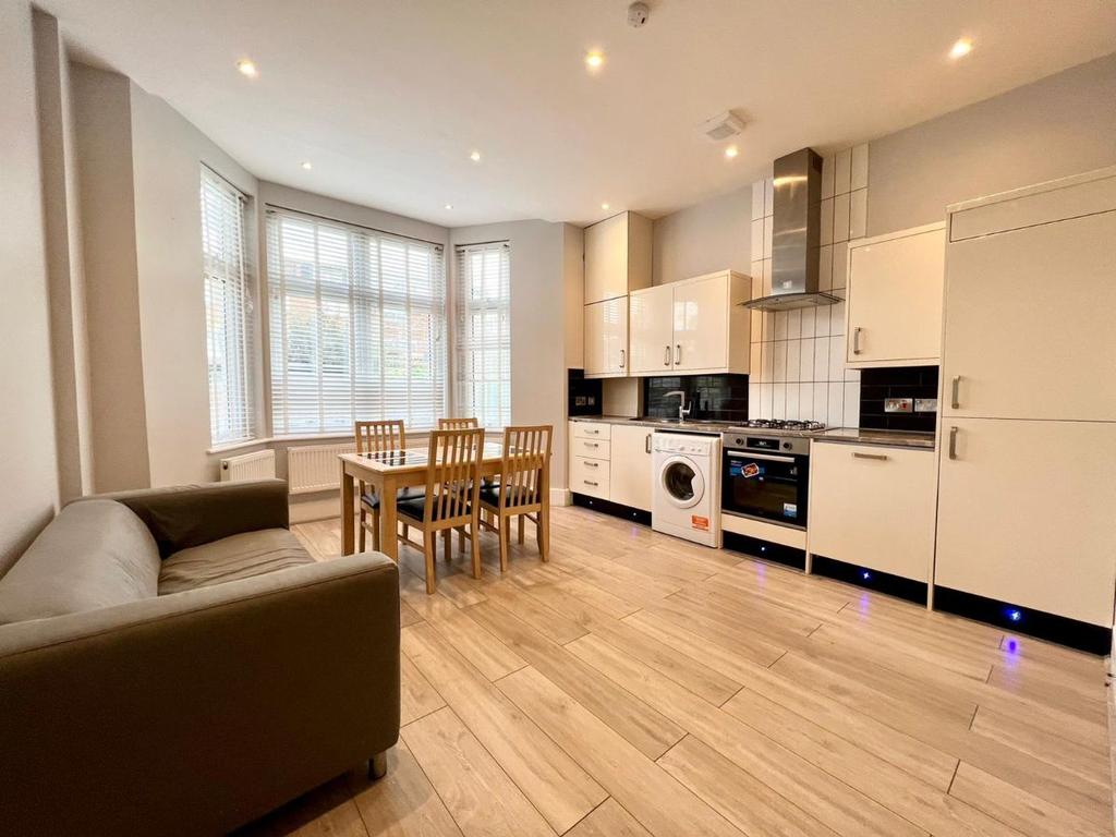Thornton Avenue, SW2 1 bed flat £1,350 pcm (£312 pw)