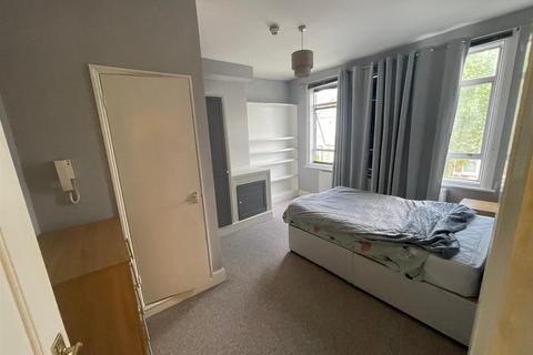 1 bedroom in a house share to rent - Cedar Road, Cricklewood