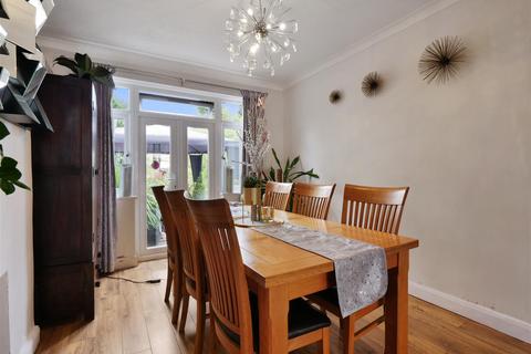 37 Green Way, Bromley, BR2 8EZ