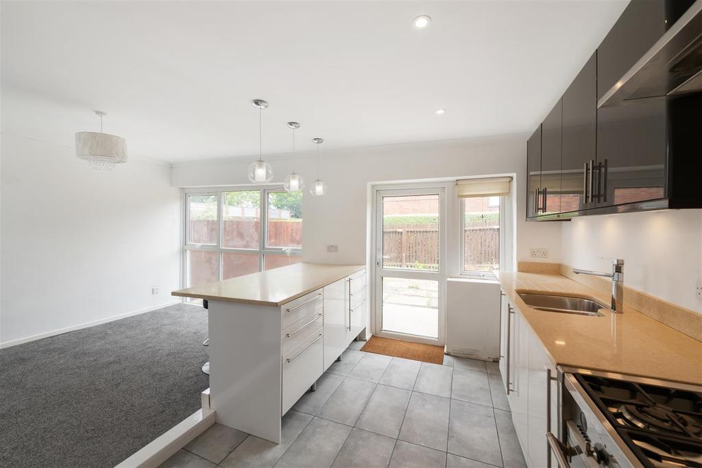 Harrison Close, Reigate 3 bed end of terrace house £425,000