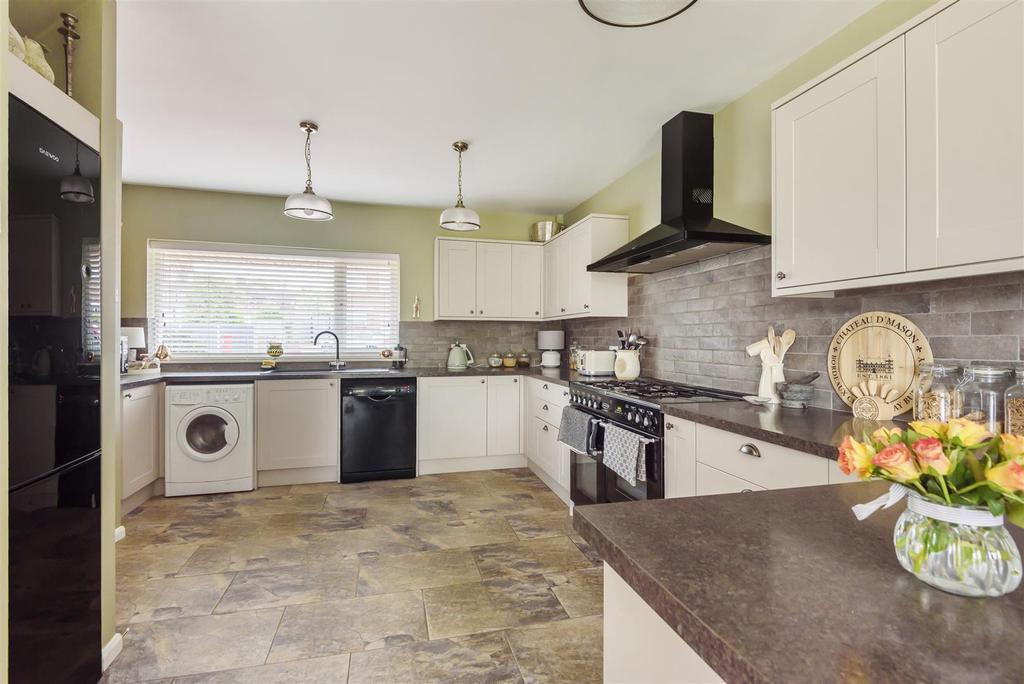 Queens Drive, Bedford 4 bed detached house £650,000