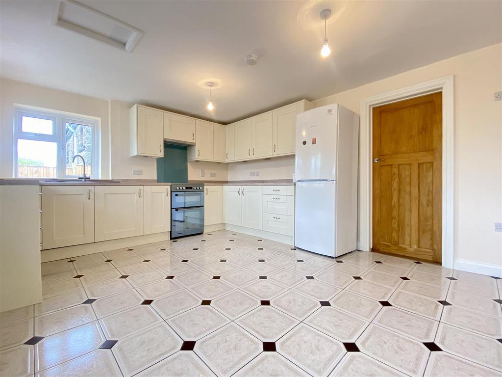 Burton Edge, Bakewell 2 bed semidetached house £1,100 pcm (£254 pw)