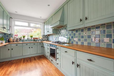 21 Lynwood Drive, Worcester Park, KT4 7AA