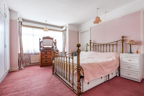 21 Lynwood Drive, Worcester Park, KT4 7AA