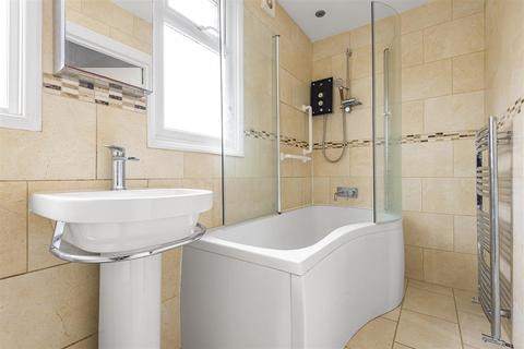 21 Lynwood Drive, Worcester Park, KT4 7AA