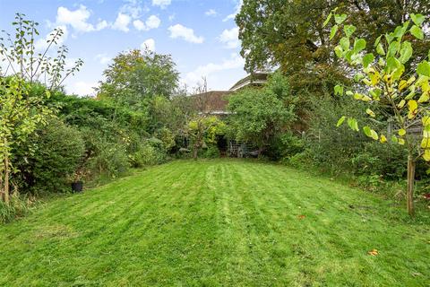 21 Lynwood Drive, Worcester Park, KT4 7AA