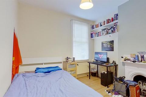 4 bedroom flat to rent, Merton Road, London
