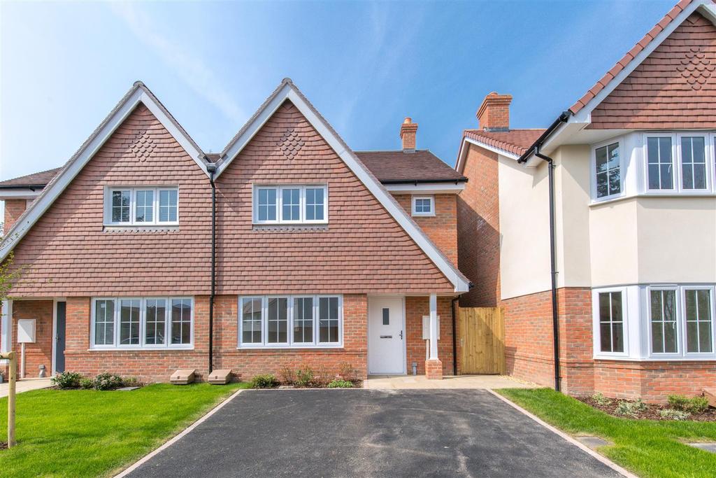 Merrydown Village, Horam 3 bed semidetached house £385,000