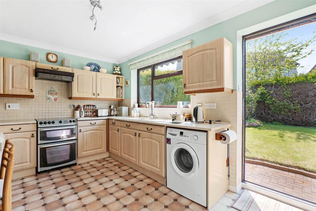 Woodbridge Close, Worcester 3 bed detached bungalow £325,000