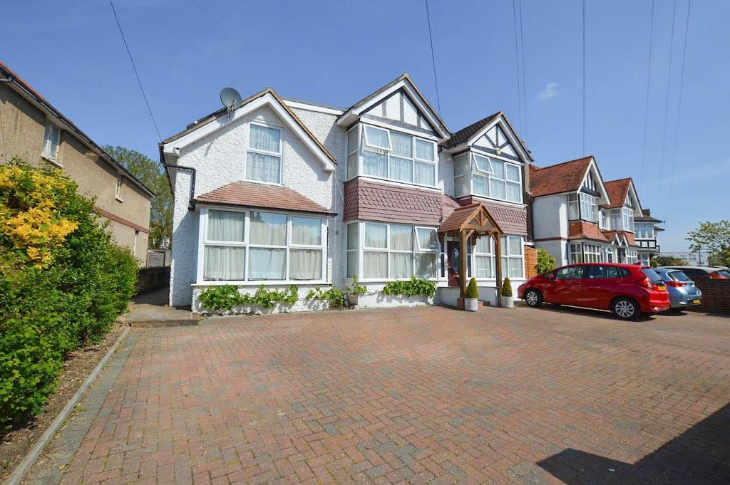 Rosebery Avenue, Eastbourne, East Sussex 2 bed flat £800 pcm (£185 pw)