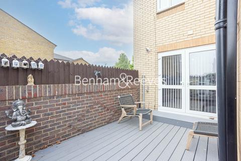 3 bedroom house to rent - Camelot Close, Thamesmead SE28