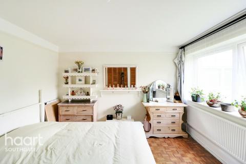 7 Lucerne Close, London, N13 4QJ