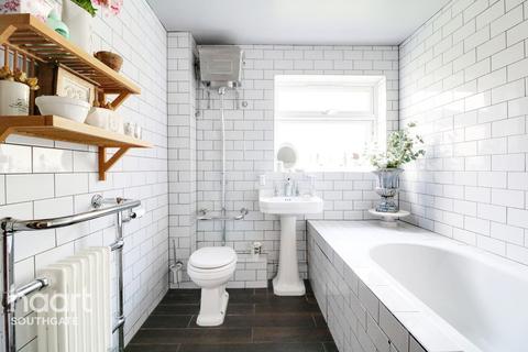 7 Lucerne Close, London, N13 4QJ