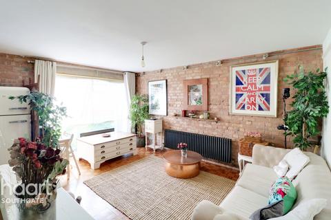7 Lucerne Close, London, N13 4QJ