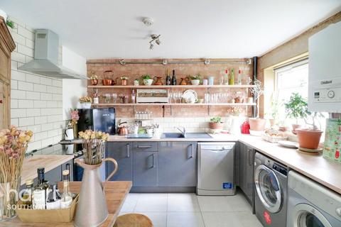 7 Lucerne Close, London, N13 4QJ