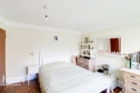 7 Lucerne Close, London, N13 4QJ