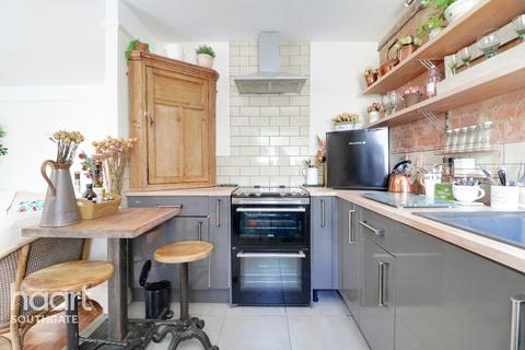 7 Lucerne Close, London, N13 4QJ