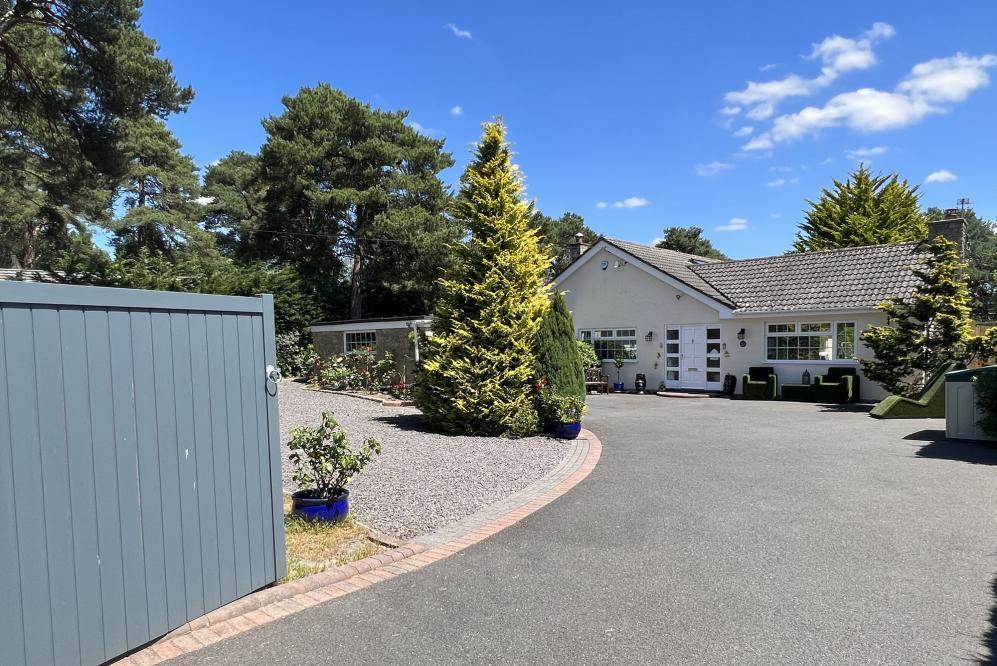 Matchams Lane, Hurn, Christchurch, BH23 6AW 3 bed detached bungalow for